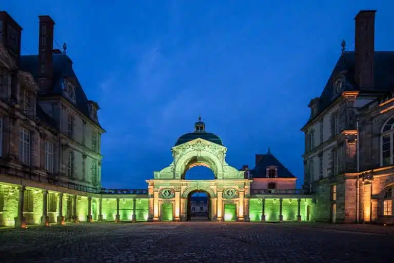 Cour Ovale du château de Fontainebleau éclairée