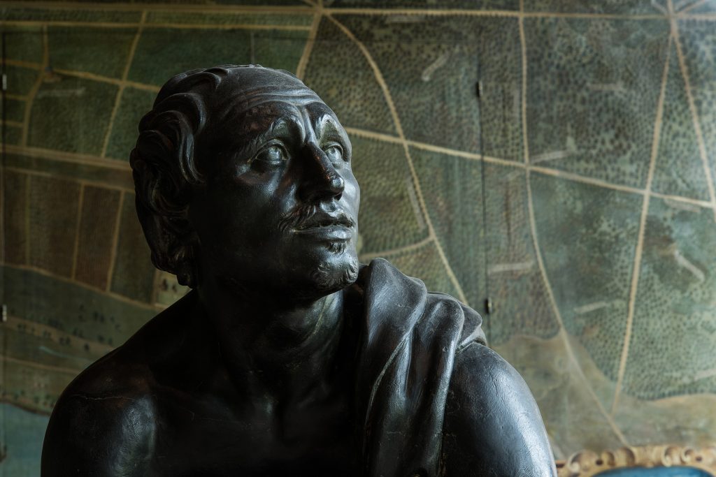 Statue Le Rémouleur dans la galerie des Cerfs du château de Fontainebleau