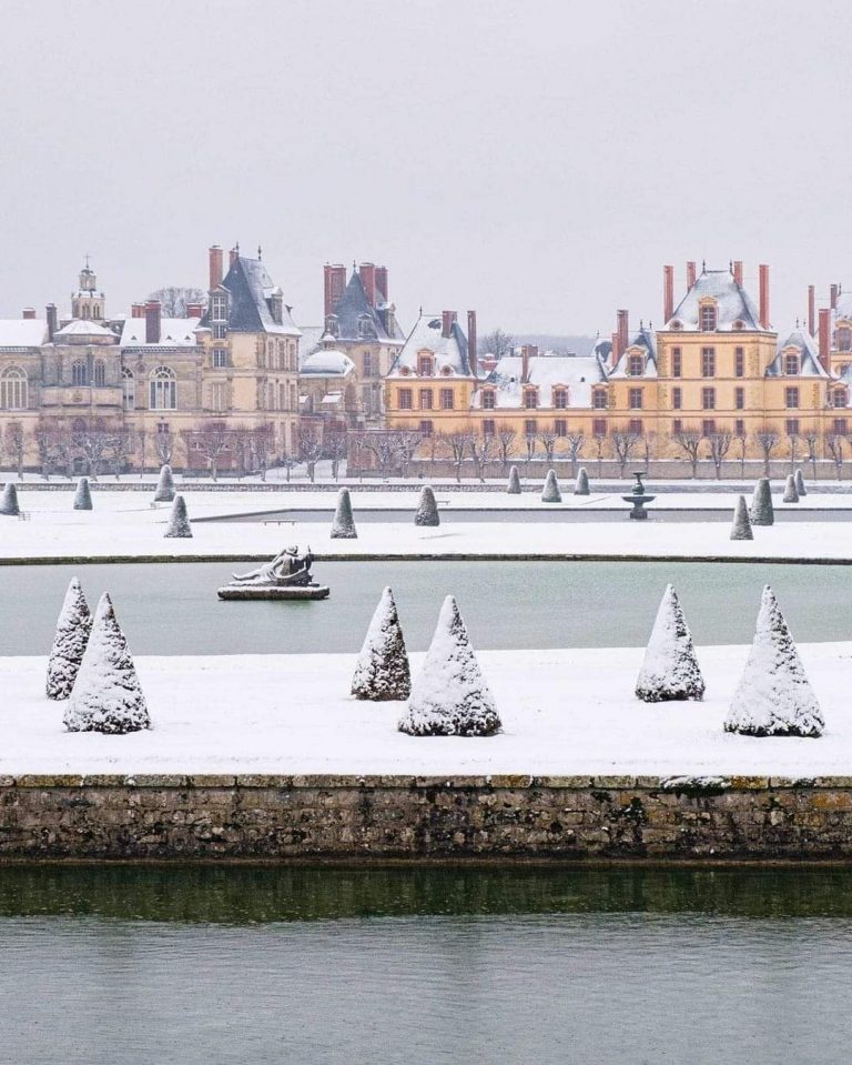 Visites guidées dans les jardins du château / Princesses venues du frois pour Noël 2021 au château de Fontainebleau