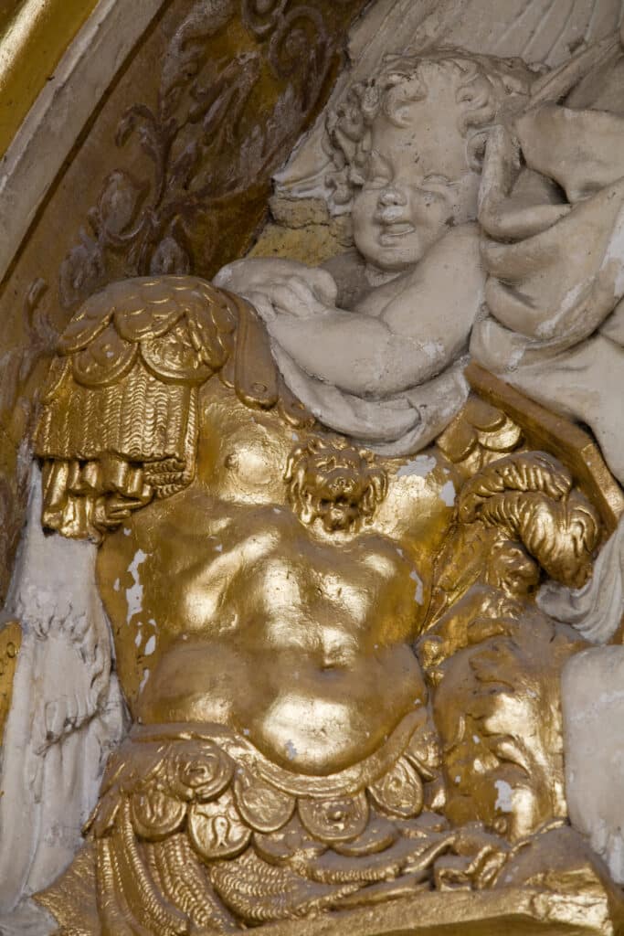 Détails de la Porte Dorée avant restauration