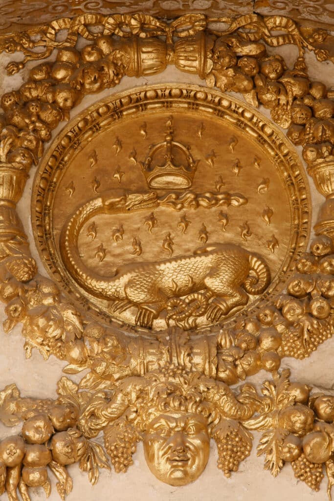 Détails de la porte dorée avant restauration
